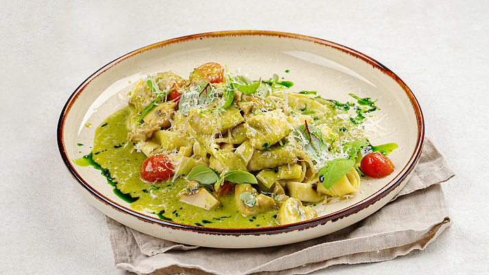 포토 JPG 해외이미지 접시 음식 부분 탁자 파스타 요리 사람없음 가로 식당 식사 이탈리아 허브 메뉴 준비 점심식사 페투치네 페스토 해외202309 해외포토 식물 식기 유럽 가구 서양음식 상점 소스_음식 파스타면 파일형식