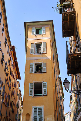 포토 JPG 해외이미지 전통 외관 꽃 유럽 문화 벽 여행 건축양식 창문 휴가 거리 주택 그림자 미술 사람없음 건물 여름 빛 도시풍경 햇빛 뷰티 프랑스 수확 골동품 등불 도시 센터 중세 역사 보행로 지중해 만족 복고 좁은 타운 셔터 프랑스어 옛날 스타일 해외202309 해외포토 식물 문자 건축물 계절 건축 감정 나라 길 바다 농업 문화예술 조명 풍경 태양 파일형식