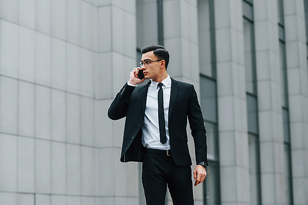 포토 JPG 해외이미지 남자 안경 한명 정장 상반신 성인 앞모습 스마트폰 도시 직장인 비즈니스맨 스마트 통화 스마트워치 성인남자한명만 해외포토 직업 1 잡화 옷 뷰포인트 컨셉 비즈니스 모션 사람 핸드폰 스마트기기 웨어러블 남자한명만 성인남자만 파일형식