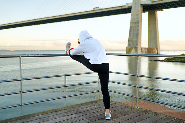 포토 JPG 해외이미지 전신 여자 스포츠 중년 운동선수 건강 한명 야외 운동 스트레칭 유연 연습 슬로모션 해외202309 해외포토 1 촬영기법 사람 성인 파일형식