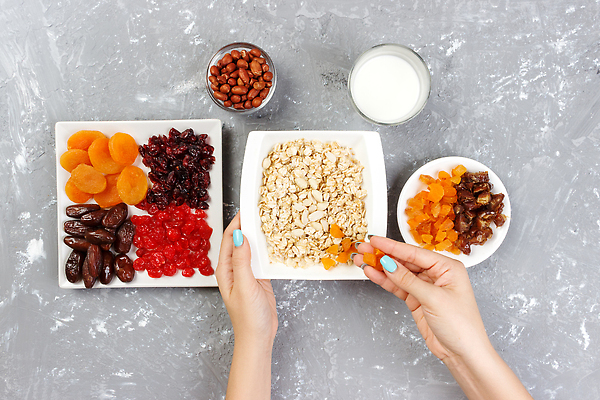 포토 JPG 해외이미지 접시 손 음식 조각 백그라운드 다이어트 유리 탁자 아침 건조 건강 식이요법 사람없음 목재 컬러풀 주방 어둠 우유 흰색 신선 잡기 체리 사발 칼 맛 아침식사 정상 자르기 시리얼 먹기 유기농 단백질 뮤즐리 살구 오트밀 크랜베리 핸드메이드 귀리 해외202309 해외포토 주간 나무 식기 웰빙 열매 컬러 가구 컨셉 과일 재료 모션 재질 유제품 곡류 신체부위 식사 사기그릇 영양소 파일형식