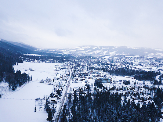 포토 JPG 해외이미지 나무 구름 유럽 여행 겨울 건축양식 자연 스키 산 주택 안테나 풍경 사람없음 야외 건물 빛 뷰티 추위 흰색 저녁 숲 휴양지 서리 타운 폴란드 항공촬영 절정 눈내림 해외202309 해외포토 자연요소 식물 건축물 계절 건축 나라 뷰포인트 컬러 통신 겨울스포츠 눈_날씨 장소 도시 야간 생태계 파일형식