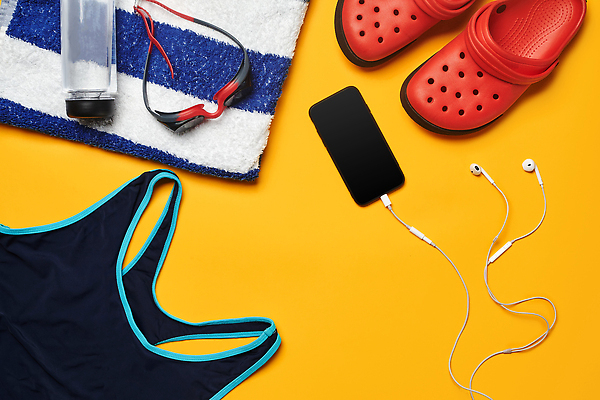 포토 JPG 해외이미지 수영복 이어폰 신발 사람없음 스마트폰 하이앵글 운동 물통 물안경 목욕타월 노란배경 해외포토 옷 뷰포인트 음향기기 백그라운드 건강 핸드폰 스마트기기 수건 노란색 수영용품 파일형식