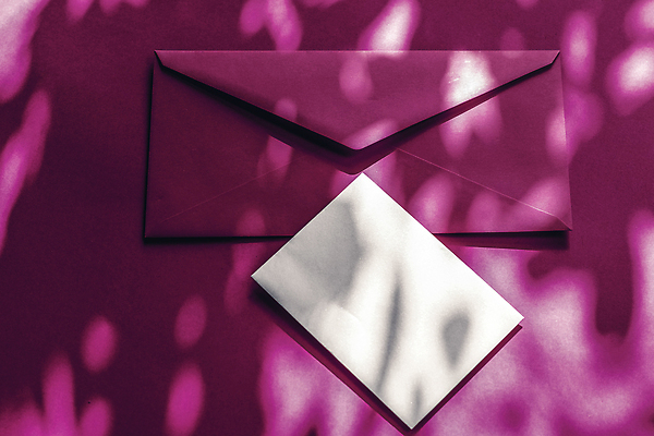 포토 JPG 해외이미지 종이 편지봉투 그림자 사람없음 햇빛 그늘 자주색 감성 카피스페이스 해외202309 해외포토 컬러 컨셉 봉투 태양 공백 편지 파일형식