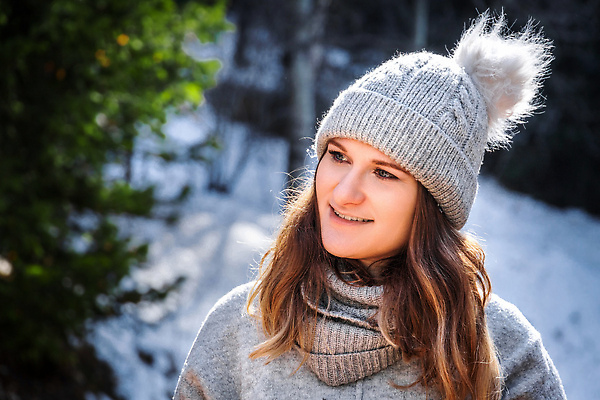 포토 JPG 해외이미지 백인 옷 공원 여자 행복 겨울 자연 한명 사람 20대 성인 야외 금발 뷰티 걷기 스웨터 비니 돌봄 해외202309 해외포토 서양인 모자_잡화 1 헤어스타일 계절 공공시설 감정 상의 모션 청년 생태계 파일형식
