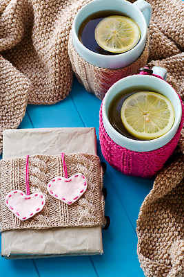 포토 JPG 해외이미지 커플 음식 겨울 공 가족 발렌타인데이 선물 사랑 사람없음 목재 장식 컵 쿠키 낭만 수확 뜨개질 아침식사 편지 질감 펠트 해외202309 해외포토 나무 식기 계절 감정 컨셉 농업 재료 관계 데이이벤트 디저트 취미 식사 파일형식 천_직물
