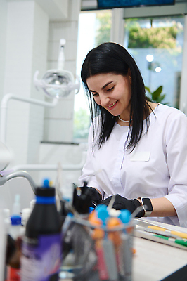 포토 JPG 해외이미지 직업 조각 해부 왕관 건강 치과 병원 한명 미소 사람 치료 약 장비 의사 도구 작업 도자기 기술자 엔지니어 치아 전문직 연습 미녀 직원 서비스 치과의사 턱 틀니 곰팡이 교체 백자 보철 복원 석고 치아교정 합판 해외202309 해외포토 1 의학 표정 의료진 소화기관 미인 교정 파일형식