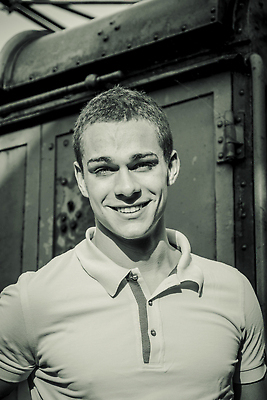 포토 JPG 해외이미지 백인 모델 1 라이프스타일 남자 얼굴 벽 한명 서기 사람 성인 야외 목재 파란색 금발 유행 도시 자신감 거친 시원함 싱글 그런지 심각 옛날 혼자 스타일 해외202309 해외포토 서양인 나무 헤어스타일 감정 컬러 컨셉 재료 모션 생활 신체부위 파일형식