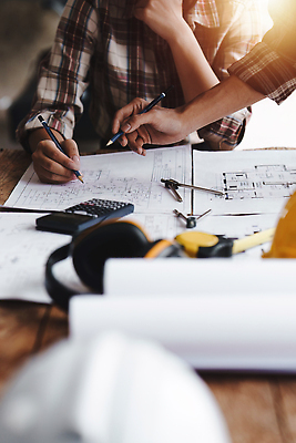 포토 JPG 해외이미지 직업 디자인 남자 산업 종이 컨셉 비즈니스 건축양식 탁자 주택 직장 안전 성인 사람없음 건물 초록색 사무실 장비 에너지 업무 작업 비즈니스맨 엔지니어 감독 계획 헬멧 건축가 디자이너 땅 그림 경영자 청사진 공학 개발 건축업자 계약자 프로젝트 해외202309 해외포토 건축물 교육 건축 컬러 가구 회사 사람 직장인 기술자 보호장비 계약 리더 파일형식