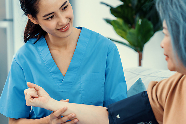 포토 JPG 해외이미지 여자 노년 행복 할머니 화초 쿠션 병원 동양인 상반신 두명 앞모습 소파 마주보기 건강관리 환자 간호사 측정 혈압계 혈압측정 여자만 해외202309 해외포토 식물 감정 뷰포인트 의자 의학 의료기기 모션 건강 관리 사람 인종 성인 의료진 혈압 파일형식