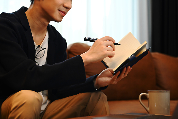 포토 JPG 해외이미지 남자 안경 한명 앉기 상반신 성인 소파 만년필 다이어리 머그컵 기록 성인남자한명만 해외202309 해외포토 1 잡화 의자 모션 사람 컵 펜 사무용품 남자한명만 성인남자만 파일형식