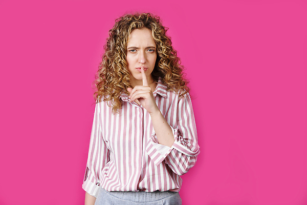 포토 JPG 해외이미지 응시 감정 안경 포즈 셔츠 비즈니스 손가락 휴식 갈색머리 대화 한명 서기 옆모습 침묵 놀람 덮개 가리킴 표현 자신감 입 우아함 시원함 비밀 질문 입술 고민 경영자 충격 나쁜 경영 고립 그만 심각 해외202309 해외포토 1 헤어스타일 손 시선 잡화 뷰포인트 컨셉 상의 모션 표정 말하기 사람 손짓 신체부위 소리 뚜껑 리더 파일형식