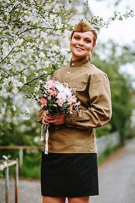 포토 JPG 해외이미지 백인 모델 응시 공원 여자 꽃 별 얼굴 꽃다발 유니폼 자연 한명 사람 성인 가로 빨간색 초록색 뷰티 봄 흰색 축하 9 5월 군용 전쟁 러시아 심플 육군 병정 생강 주근깨 애국심 빨간머리 러시아인 소비에트 캡모자 필승 해외202309 해외포토 자연요소 서양인 식물 모자_잡화 1 헤어스타일 시선 옷 계절 공공시설 유럽 컬러 컨셉 채소 군대 신체부위 숫자 우승 점 날짜 생태계 파일형식