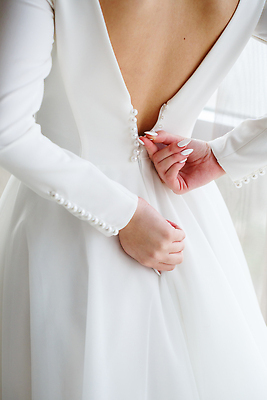 포토 JPG 해외이미지 여자 신부 웨딩드레스 결혼 결혼식 한명 상반신 성인 뒷모습 축하 준비 옷입기 올리기 지퍼 성인여자한명만 해외202309 해외포토 1 드레스 뷰포인트 컨셉 모션 사람 이벤트 여자한명만 성인여자만 파일형식