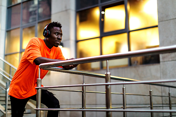 포토 JPG 해외이미지 라이프스타일 남자 행복 얼굴 음악 이어폰 흑인 백그라운드 티셔츠 오렌지 휴식 한명 사람 성인 야외 노란색 유행 우주 검은색 헤드폰 소리 듣기 도시 저녁 시원함 긍정 오디오 스타일 카피스페이스 해외202309 해외포토 서양인 1 감정 컬러 음향기기 컨셉 셔츠 과일 모션 문화예술 생활 신체부위 전자제품 공백 야간 파일형식