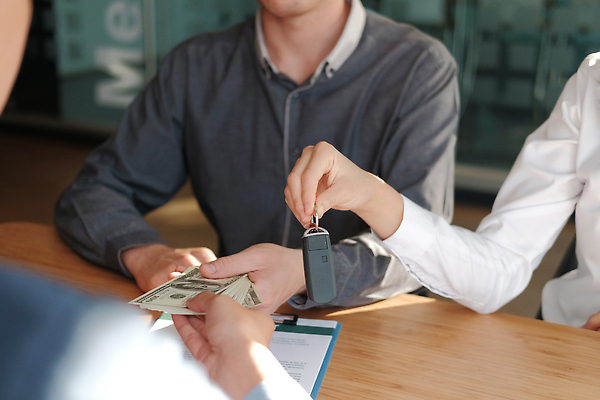 포토 JPG 해외이미지 커플 남자 돈 비즈니스 자동차 열쇠 새로움 세명 판매 세일 상점 거래 운전사 구매 중개인 고객 서비스 주기 딜러 소매 주인 대여 렌탈 자동 해외202309 해외포토 직업 육상교통 컨셉 관계 모션 사람 쇼핑 재산 파일형식