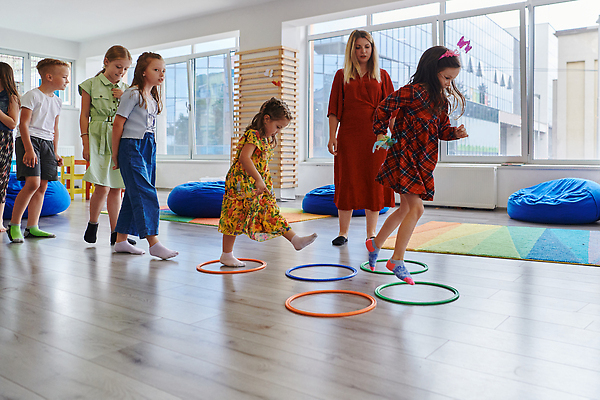 포토 JPG 해외이미지 여자 남자 어린이 스포츠 쿠션 창문 놀이 실내 소년 여러명 성인 달리기 점프 교사 카펫 유치원 고리 체육 즐거움 해외202309 해외포토 직업 교육 감정 다수 모션 사람 내부 파일형식