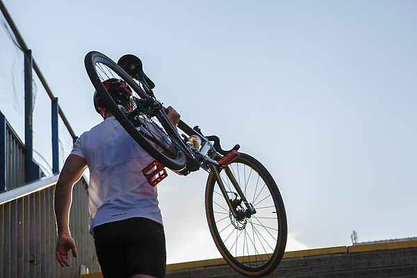 포토 JPG 해외이미지 라이프스타일 스포츠 하늘 거리 건강 한명 안전 자전거 헬멧 사이클링 적재 라이더 운동가 해외202309 해외포토 1 사람 생활 바이크 보호장비 육상스포츠 파일형식