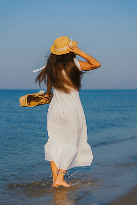 포토 JPG 해외이미지 모자 라이프스타일 드레스 여자 행복 모래 바다 여행 가방 자연 하늘 휴가 휴식 한명 사람 풍경 성인 야외 물 여름 파란색 뷰티 유행 바구니 여행객 흰색 떨어짐 선탠 긍정 발리 수평선 해외202309 해외포토 자연요소 1 잡화 옷 계절 감정 컬러 섬 컨셉 생활 생태계 인도네시아 파일형식