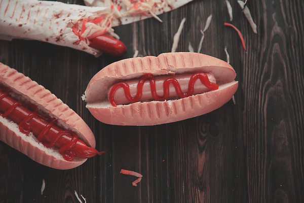 포토 JPG 해외이미지 사람없음 당근 소시지 지저분함 케첩 양배추 핫도그 케밥 양배추샐러드 피타 나무배경 해외202309 해외포토 음식 빵 백그라운드 채소 뿌리채소 패스트푸드 샐러드 감각 소스_음식 가공식품 파일형식