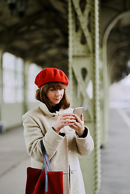 포토 JPG 해외이미지 백인 직업 라이프스타일 응시 여자 40대 여행 생각 가방 비즈니스 교통시설 모바일 휴식 한명 사람 성인 야외 일상 옆모습 빨간색 30대 스마트폰 핸드폰 여행가방 기차 기다림 역 복고 장면 승객 일반 인내 캡모자 혼자 해외202309 해외포토 서양인 모자_잡화 1 시선 잡화 육상교통 뷰포인트 컬러 중년 교통 컨셉 모션 대중교통 라이프 생활 장년 전자제품 스마트기기 시설 파일형식