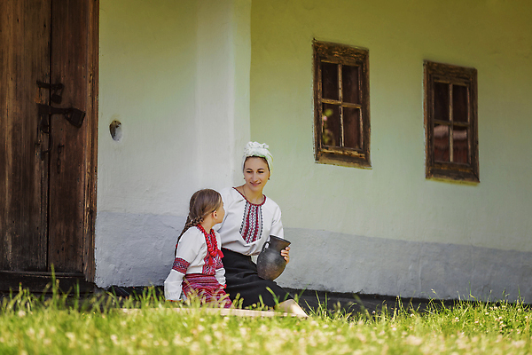 포토 JPG 해외이미지 전신 행복 어린이 창문 모녀 들기 앉기 잔디 성인 야외 두명 문 마주보기 풀잎 그늘 물병 여자만 해외202309 해외포토 식물 딸 감정 잎 가족 모션 엄마 사람 풀_식물 물통 파일형식