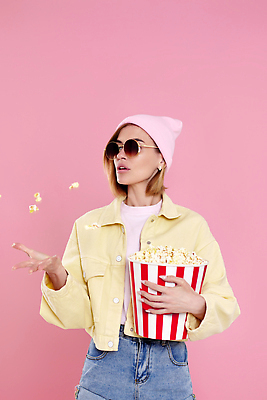 포토 JPG 해외이미지 여자 행복 분홍색 한명 들기 상반신 성인 앞모습 선글라스 던지기 영화 팝콘 성인여자한명만 해외202309 해외포토 1 감정 안경 뷰포인트 컬러 모션 문화예술 사람 여자한명만 성인여자만 파일형식