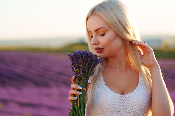 포토 JPG 해외이미지 여자 꽃다발 꽃밭 한명 들기 상반신 성인 야외 금발 눈감음 일몰 향기 라벤더 프로방스 성인여자한명만 해외202309 해외포토 1 헤어스타일 꽃 모션 사람 노을 허브 냄새 여자한명만 성인여자만 파일형식