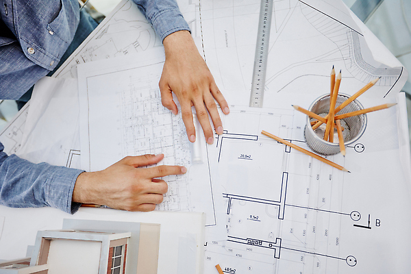 포토 JPG 해외이미지 직업 모자 손 디자인 산업 종이 비즈니스 주택 아이디어 자 사람 정장 사람없음 사무실 연필 기구 업무 계산 엔지니어 재산 계획 헬멧 건축가 스케치 책상 측정 그림 문서 눈금 청사진 계약자 프로젝트 해외202309 해외포토 잡화 옷 가구 컨셉 문구용품 학용품 미술 건물 신체부위 금융 필기구 작업 기술자 보호장비 계약 파일형식