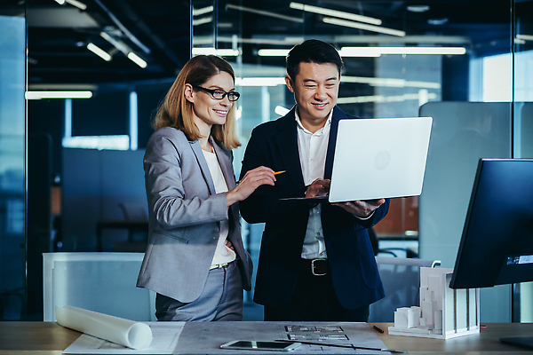 포토 JPG 해외이미지 여자 남자 종이 안경 회사 도안 함께함 들기 정장 상반신 성인 두명 옆모습 노트북 태블릿 연필 모형 모니터 비즈니스맨 비즈니스우먼 동료 성인만 해외202309 해외포토 잡화 옷 뷰포인트 컨셉 비즈니스 관계 모션 학용품 사람 전자제품 스마트기기 컴퓨터 필기구 직장인 파일형식