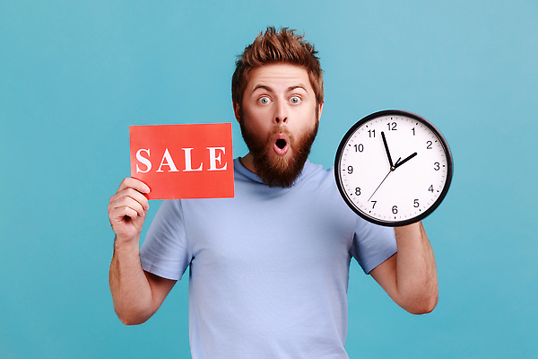 포토 JPG 해외이미지 알파벳 남자 시계 한명 들기 상반신 성인 앞모습 파란색 세일 팻말 절약 성인남자한명만 해외202309 해외포토 1 영어 뷰포인트 컬러 컨셉 모션 프레임 사람 남자한명만 성인남자만 파일형식