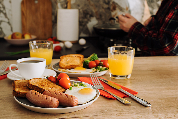 포토 JPG 해외이미지 접시 커피 음료 음식 포크 토마토 방울토마토 탁자 주택 사람 사람없음 컵 주방 계란 식사 주스 소시지 칼 그릴 아침식사 오렌지주스 점심식사 프랑크푸르트 핸드메이드 해외202309 해외포토 식기 가구 채소 주방용품 독일 건물 알 도시 가공식품 과일주스 파일형식