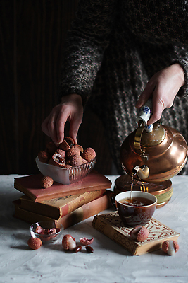 포토 JPG 해외이미지 전통 라이프스타일 손 여자 행복 문화 음료 백그라운드 탁자 주전자 주택 따뜻함 건강 성인 취미 사람없음 책 컵 독서 갈색 침묵 낭만 머그컵 골동품 마시기 시간 붓기 우아함 냄비 찻주전자 복고 정물화 주목 맛있는 안락 해외202309 해외포토 식기 감정 컬러 가구 컨셉 모션 주방용품 사람 건물 생활 신체부위 소리 솥 그림 파일형식