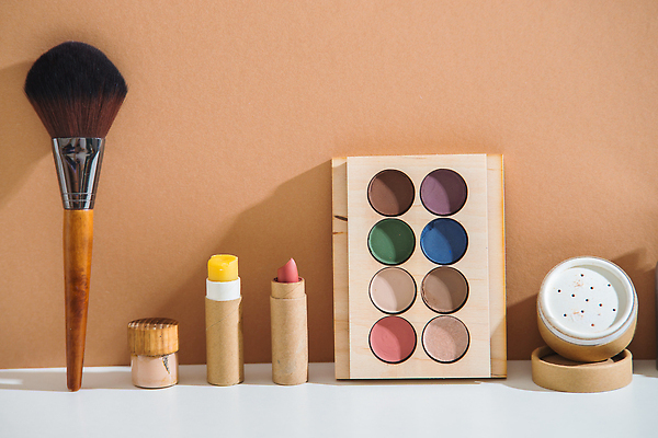 포토 JPG 해외이미지 사람없음 재활용 립스틱 붓 오브젝트 파우더 아이섀도 친환경제품 제로웨이스트 해외202309 해외포토 그린캠페인 화장품 사회이슈 친환경 파일형식