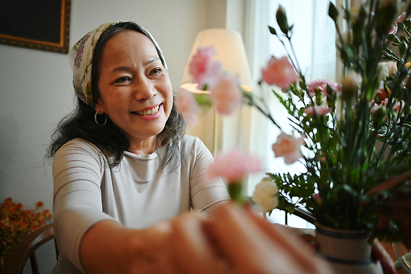 포토 JPG 해외이미지 여자 노년 꽃 잎 실내 한명 동양인 상반신 꽃병 소프트포커스 원예 노인여자한명만 해외202309 해외포토 식물 1 촬영기법 사람 인종 성인 취미 내부 여자한명만 노인여자만 파일형식