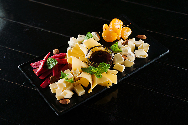 포토 JPG 해외이미지 접시 음식 조각 탁자 포도 디저트 염소 치즈 사람없음 목재 파란색 노란색 와인 식사 침묵 이탈리아 견과류 흰색 시골 신선 맛 상품 잼 허브 올리브 생물학 호두 부드러움 모음 꿀 프랑스어 곰팡이 뷔페 식품점 맛있는 해외202309 해외포토 나무 식물 문자 식기 교육 열매 유럽 컬러 가구 컨셉 과일 재료 포유류 유제품 주류 상점 소리 감각 소스_음식 파일형식