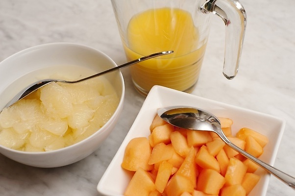 포토 JPG 해외이미지 접시 음식 과일 사람없음 숟가락 주스 신선 조끼 사발 아침식사 멜론 파인애플 유리주전자 항공촬영 뷔페 해외202309 해외포토 식기 음료 뷰포인트 유리 주전자 수저 식사 외투 사기그릇 열대과일 파일형식