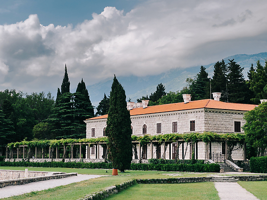 포토 JPG 해외이미지 나무 길 여행 건축양식 지붕 산 사람없음 빨간색 초록색 정원 재산 빌라 타일 아이비 몬테네그로 해외202309 해외포토 식물 건축 컬러 주택 금융 파일형식