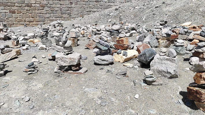 포토 JPG 해외이미지 선 백그라운드 컨셉 불교 자연 하늘 휴식 산 건강 사람없음 쌓기 평화 탑 화목 침묵 조약돌 배열 심볼 명상 피라미드 심플 테라피 흙더미 내추럴 평형 카피스페이스 해외202309 해외포토 건축물 종교 모션 뷰티 수영 소리 흙 공백 돌_바위 생태계 랜드마크 파일형식 더미