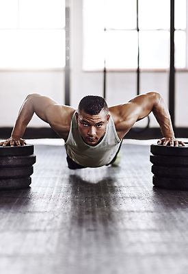 포토 JPG 해외이미지 전신 남자 근육 한명 성인 앞모습 운동 헬스장 자신감 팔굽혀펴기 성인남자한명만 해외202309 해외포토 1 감정 뷰포인트 건강 사람 헬스 남자한명만 성인남자만 파일형식
