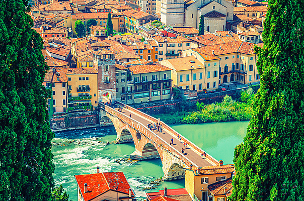 포토 JPG 해외이미지 나무 유럽 여행 건축양식 지붕 안테나 풍경 사람없음 건물 빨간색 강 도시풍경 산타클로스 성당 교회 이탈리아 바위 도시 센터 중세 역사 정상 타일 아치 대성당 지역 마리아 타운 랜드마크 로마인 베로나 옛날 사이프러스 해외202309 해외포토 식물 건축물 건축 나라 종교 컬러 크리스마스 통신 종교건축 인종 돌_바위 파일형식