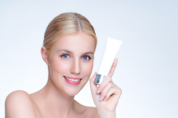 포토 JPG 해외이미지 응시 여자 한명 들기 상반신 성인 앞모습 뷰티 수분크림 튜브용기 성인여자한명만 해외202309 해외포토 1 시선 뷰포인트 모션 사람 화장품 용기_그릇 여자한명만 성인여자만 파일형식