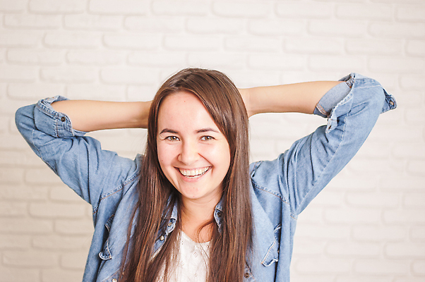 포토 JPG 해외이미지 백인 모델 1 학생 라이프스타일 헤어스타일 응시 여자 행복 감정 얼굴 백그라운드 셔츠 성공 갈색머리 실내 한명 서기 사람 뷰티 유행 기쁨 표현 최고 흥분 긍정 보여주기 스타일 카피스페이스 해외202309 해외포토 서양인 시선 컨셉 상의 모션 내부 생활 신체부위 공백 파일형식