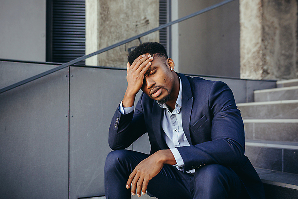 포토 JPG 해외이미지 직업 남자 감정 흑인 스트레스 피곤 한명 사람 앉기 정장 야외 사무실 계단 검은색 외침 고통 표현 비즈니스맨 실패 우아함 좌절 고독 실업 종업원 고민 경영자 두통 업무과다 문제 빈털터리 파산 경영 우울증 위기 적자 해외202309 해외포토 서양인 1 옷 컬러 컨셉 비즈니스 모션 금융 소리 업무 직장인 질병 리더 파일형식