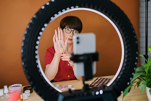 포토 해외이미지 여자 중년 전등 실내 한명 상반신 앞모습 스마트폰 화장 화장용품 방송 화장대 과정 리뷰 소셜네트워크 중년여자한명만 크리에이터 뷰티크리에이터 1인미디어 영상촬영 해외202309 해외포토 직업 1 뷰포인트 가구 컨셉 조명 사람 성인 내부 핸드폰 스마트기기 뷰티 촬영 미용용품 여자한명만 중년여자만 파일형식