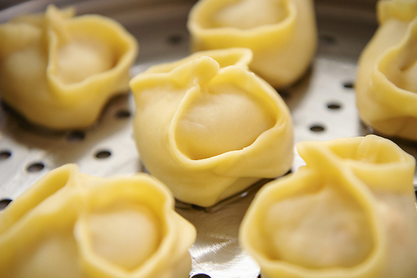 포토 JPG 해외이미지 전통 접시 음식 채소 파슬리 건강 육류 요리 동양인 사람없음 목재 초록색 식사 저녁식사 소고기 흰색 신선 사발 후추 양고기 점심식사 경단 전국 맛있는 해외202309 해외포토 나무 식기 컬러 식재료 재료 인종 사기그릇 향신료 파일형식