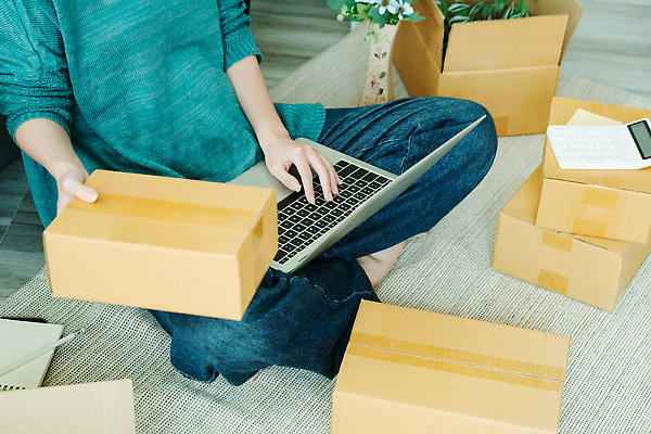 포토 JPG 해외이미지 여자 꽃 잎 실내 한명 들기 앉기 동양인 성인 노트북 쌓기 계산기 하반신 택배 택배상자 박스포장 온라인쇼핑몰 성인여자한명만 해외202309 해외포토 식물 1 포장 모션 문구용품 사람 인종 내부 전자제품 상자 장비 운송업 쇼핑몰 온라인 여자한명만 성인여자만 파일형식