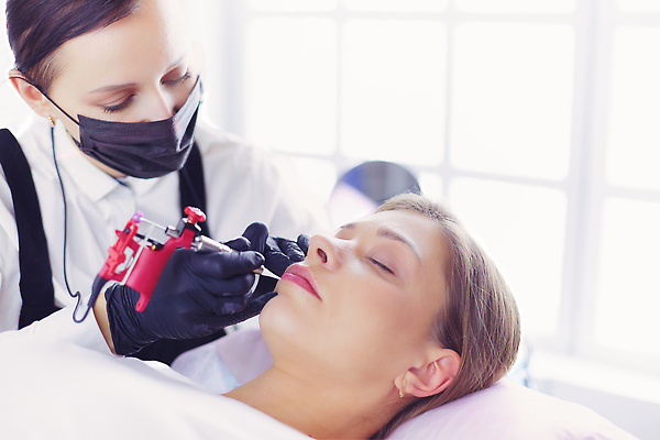 포토 JPG 해외이미지 백인 여자 실내 마스크 들기 상반신 성인 두명 앞모습 옆모습 눕기 눈감음 잡기 그리기 눈썹 눈썹문신 성인여자만 해외202309 해외포토 서양인 얼굴 뷰포인트 모션 사람 내부 문신 여자만 성인만 파일형식