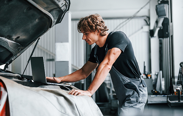 포토 JPG 해외이미지 남자 자동차 한명 상반신 성인 옆모습 기계 작업 오픈 기술자 수리 고장 열정 정비공 보닛 교체 자동차정비 정비소 성인남자한명만 해외202309 해외포토 직업 1 감정 육상교통 뷰포인트 사람 남자한명만 성인남자만 파일형식