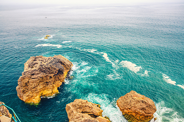 포토 JPG 해외이미지 유럽 파도 바다 여행 하늘색 자연 안테나 사람없음 야외 물 파란색 뷰티 정상 포르투갈 지역 타운 대서양 공화국 랜드마크 터키석 해외202309 해외포토 자연요소 나라 컬러 통신 도시 보석 생태계 파일형식